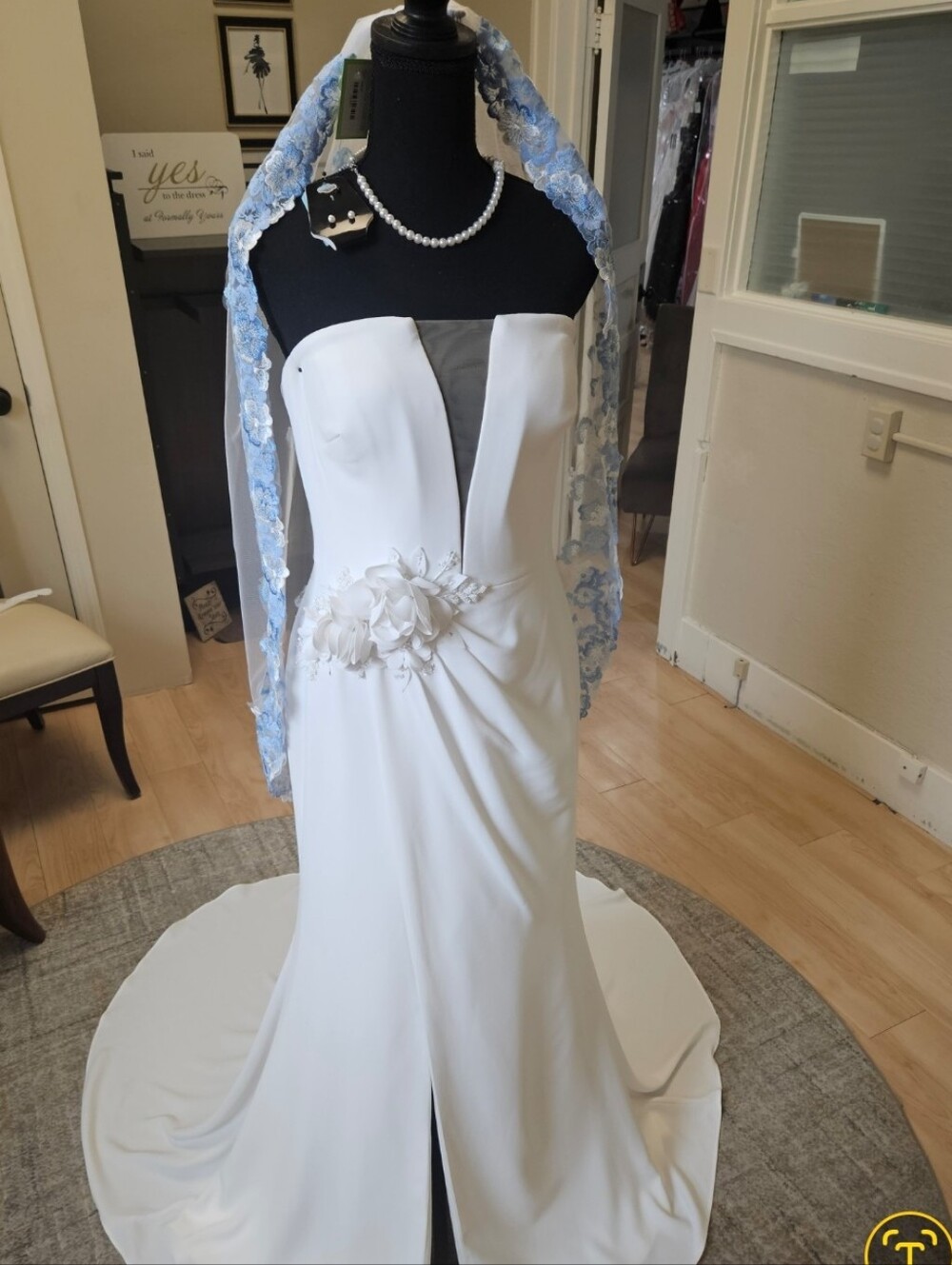 39" white & blue veil, 1 tier, lace applique edge w/ scattered pearls and metal - Picture 17 of 17